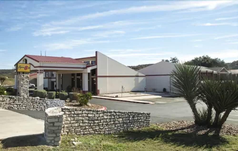 Super 8 By Wyndham Kerrville Tx Luaran gambar