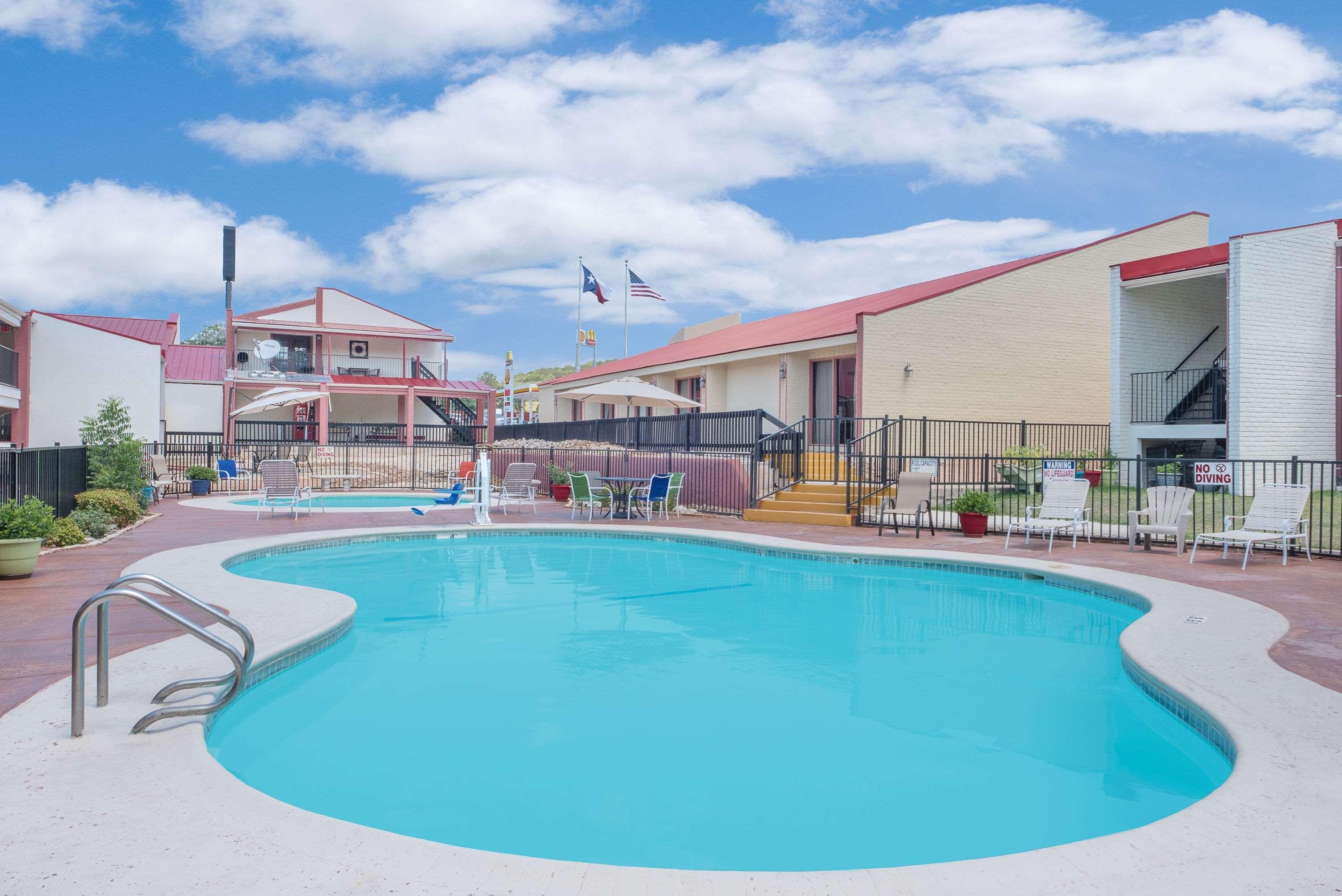 Super 8 By Wyndham Kerrville Tx Luaran gambar