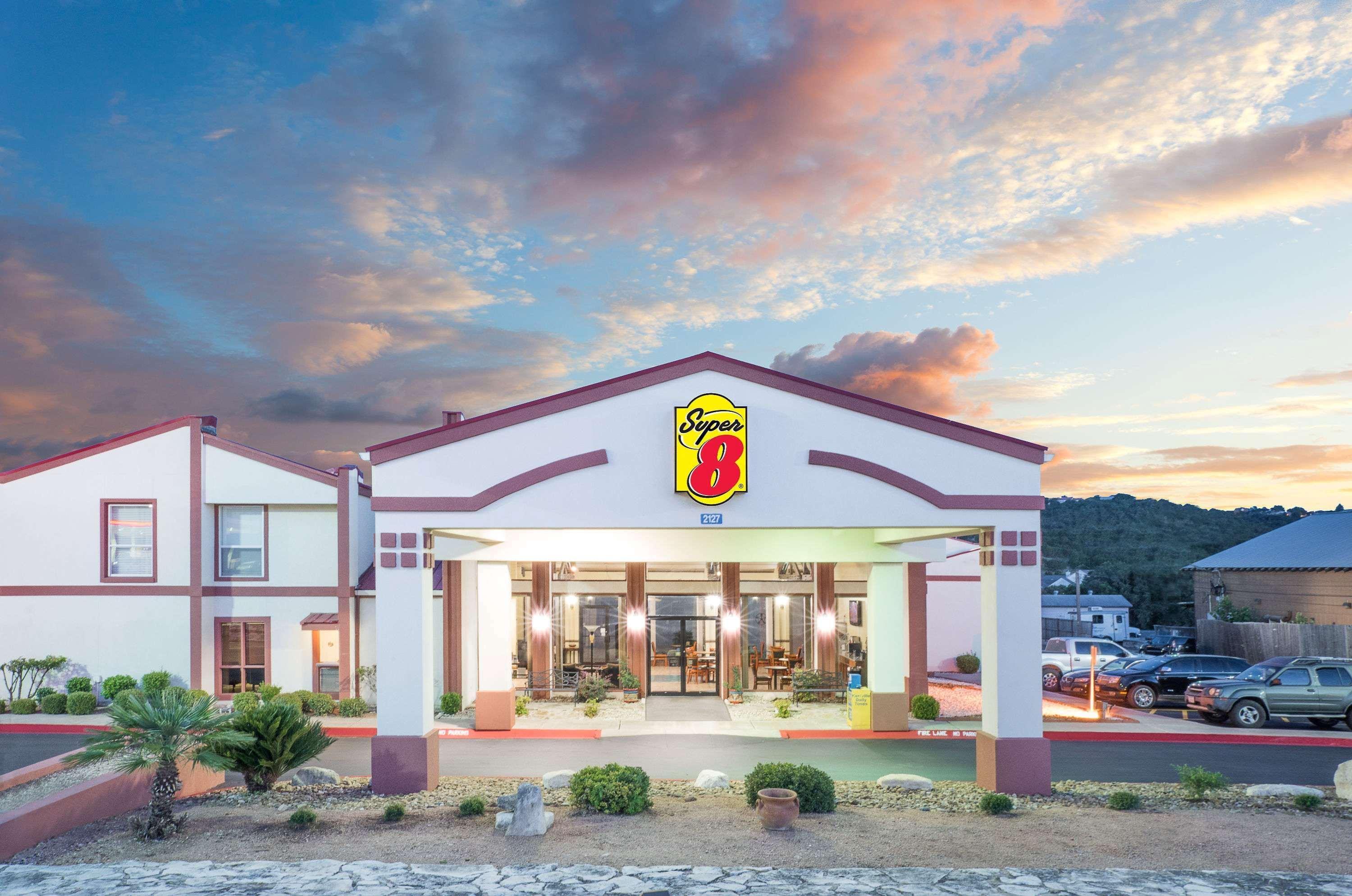 Super 8 By Wyndham Kerrville Tx Luaran gambar