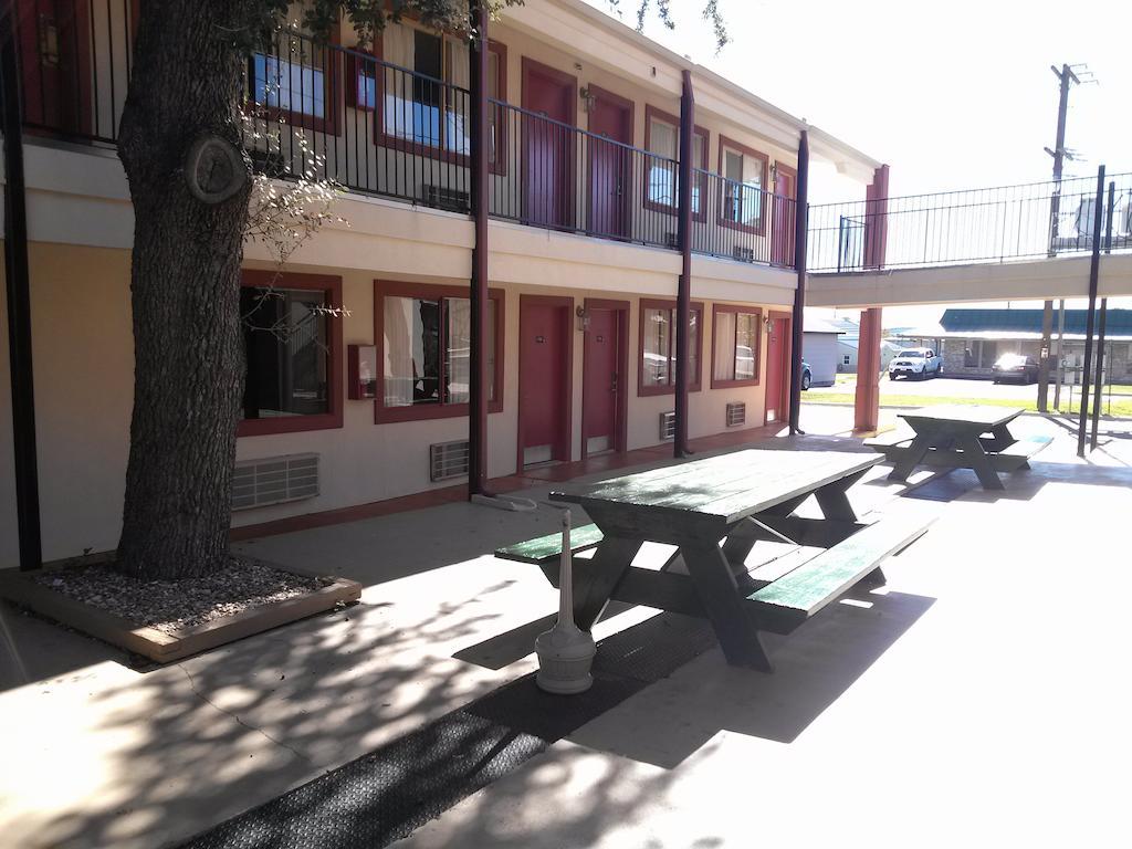 Super 8 By Wyndham Kerrville Tx Luaran gambar